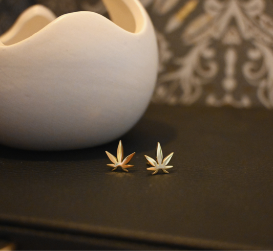 Esencia Leaf Stud Earrings
